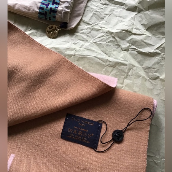 100 % cashmere LV scarf - Picture 3 of 4